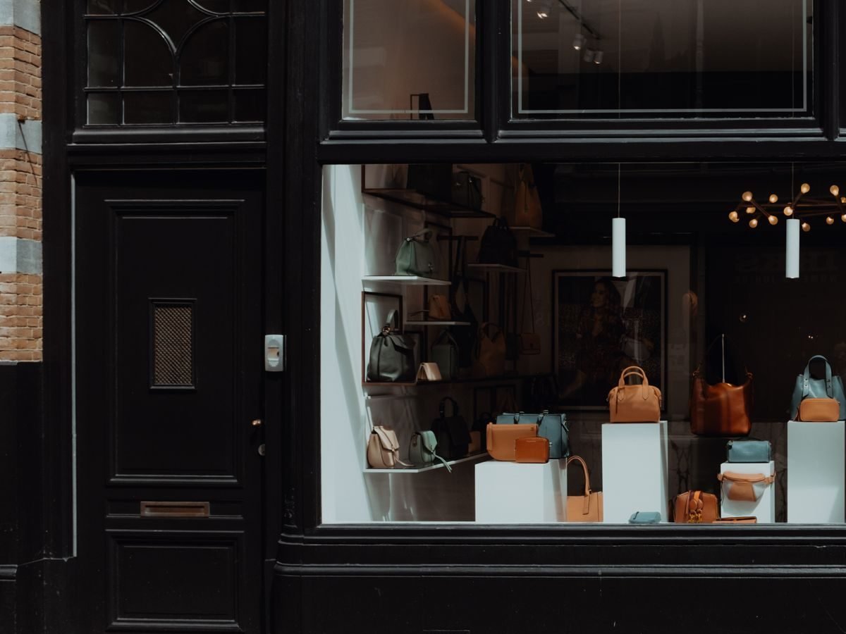 Fachada de un comercio con su vitrina